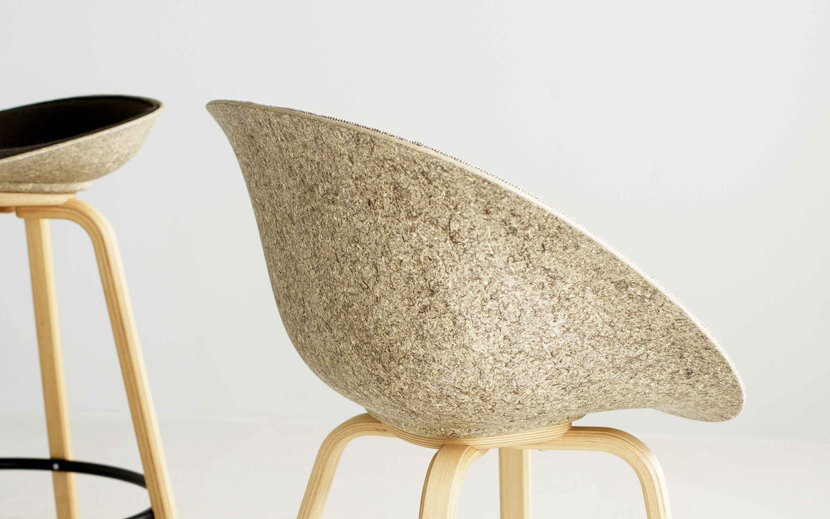 Mat Lehnstuhl mit Armlehne von Normann Copenhagen: Sitzschale aus Seegras-Hanf-Material, gepolstert in Beige, Gestell aus Buchenholz, runde Form.