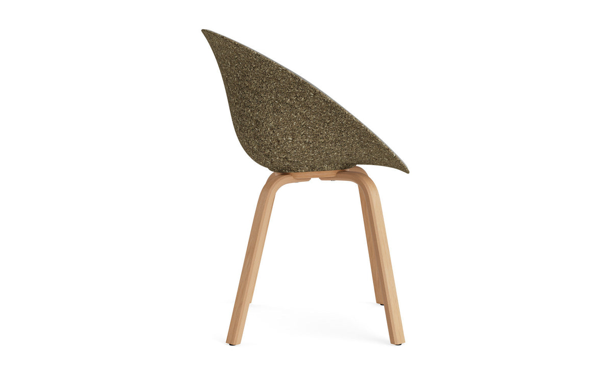 Mat Lehnstuhl Frontpolster Seegras Buchenholz in Remix 133 präsentiert im Onlineshop von KAQTU Design AG. Stuhl mit Armlehne ist von Normann Copenhagen