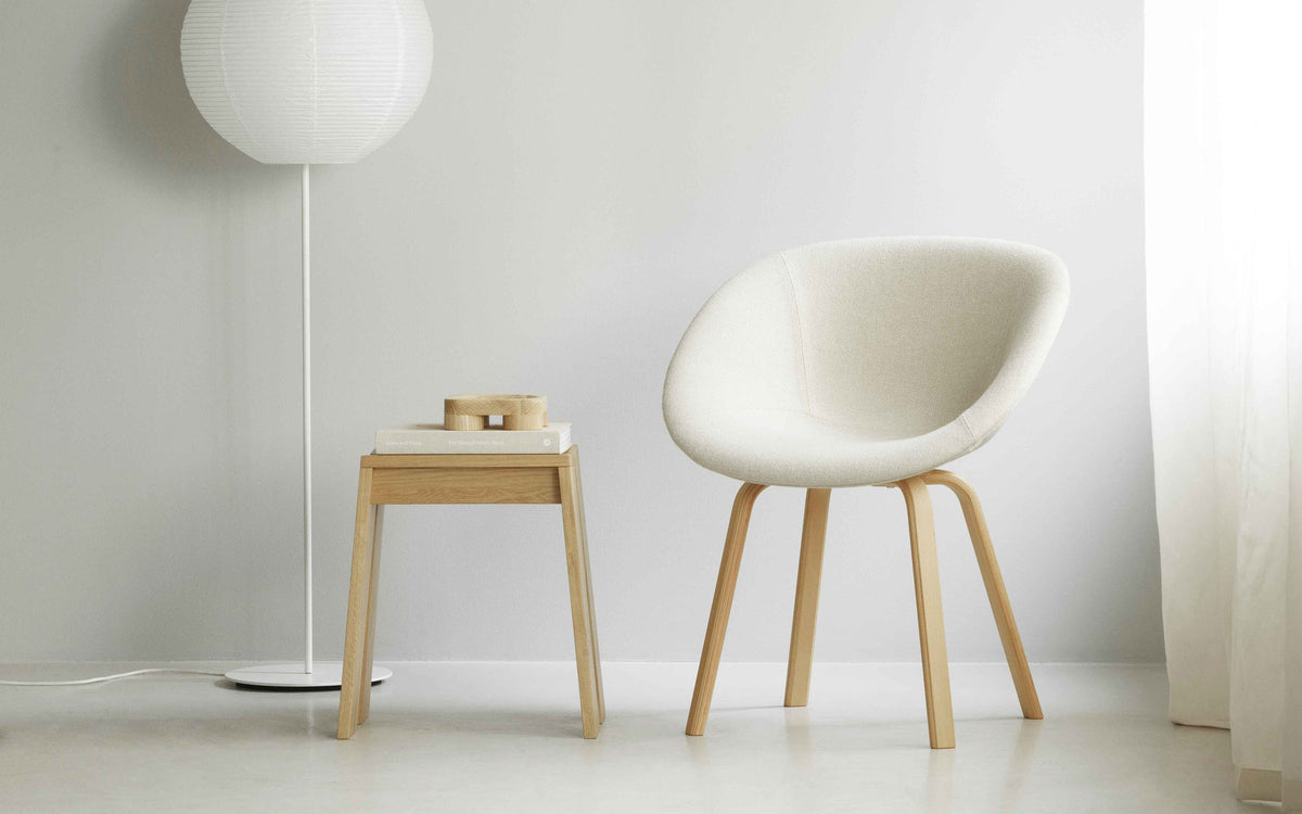 Mat Lehnstuhl Frontpolster Seegras Buchenholz in Remix 133 präsentiert im Onlineshop von KAQTU Design AG. Stuhl mit Armlehne ist von Normann Copenhagen