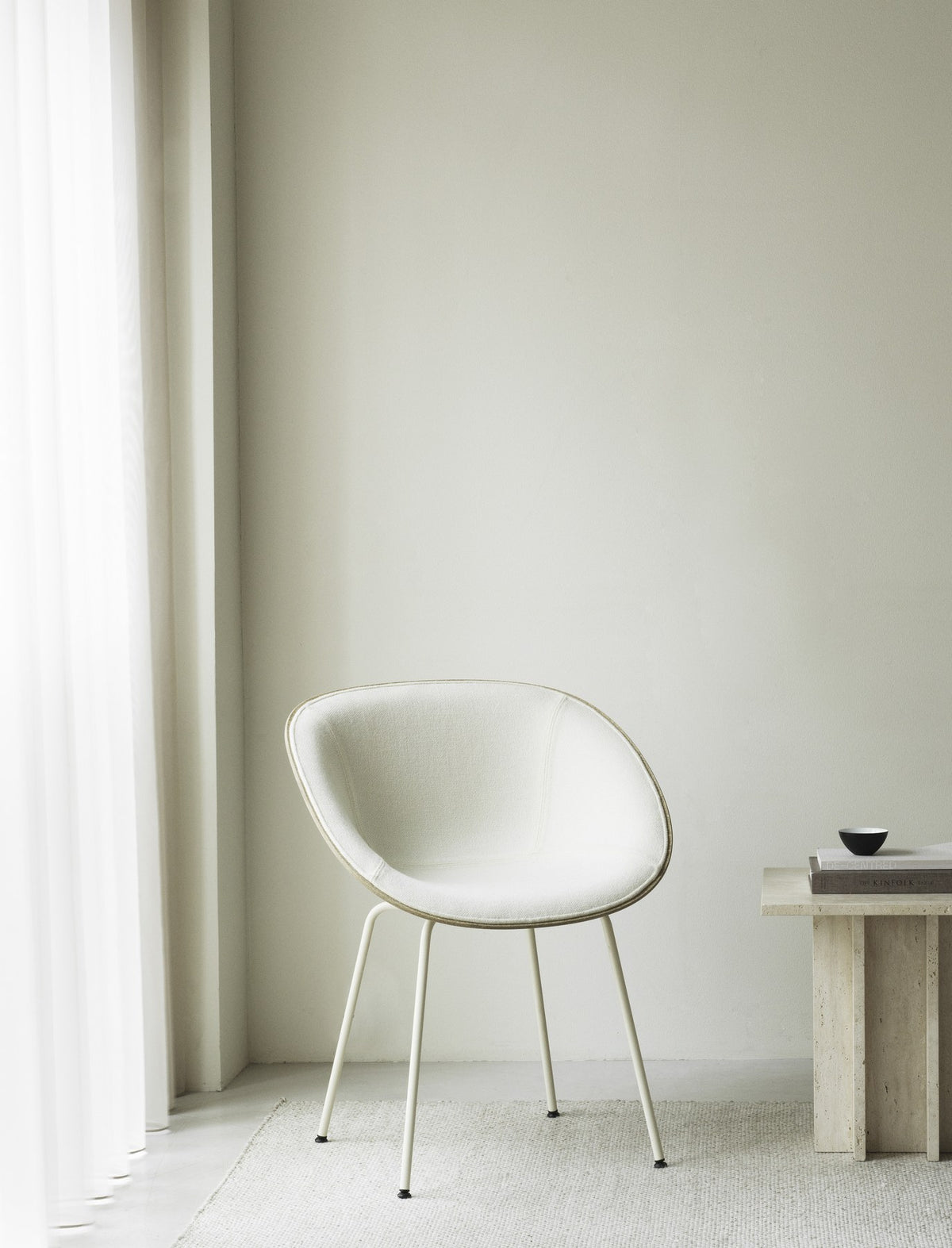 Mat Lehnstuhl von Normann Copenhagen mit cremefarbener Sitzschale aus Hanffasern und Armlehnen auf lackiertem Stahlgestell