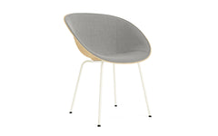 Poltroncina opaca con rivestimento in fibra di canapa color crema acciaio