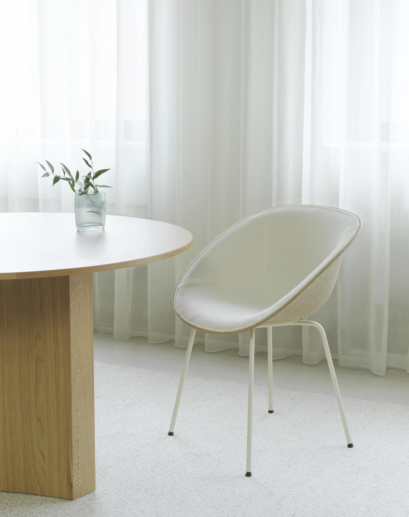 Mat Lehnstuhl Frontpolster Hanffasern Creme stahl in Remix 133 präsentiert im Onlineshop von KAQTU Design AG. Stuhl mit Armlehne ist von Normann Copenhagen