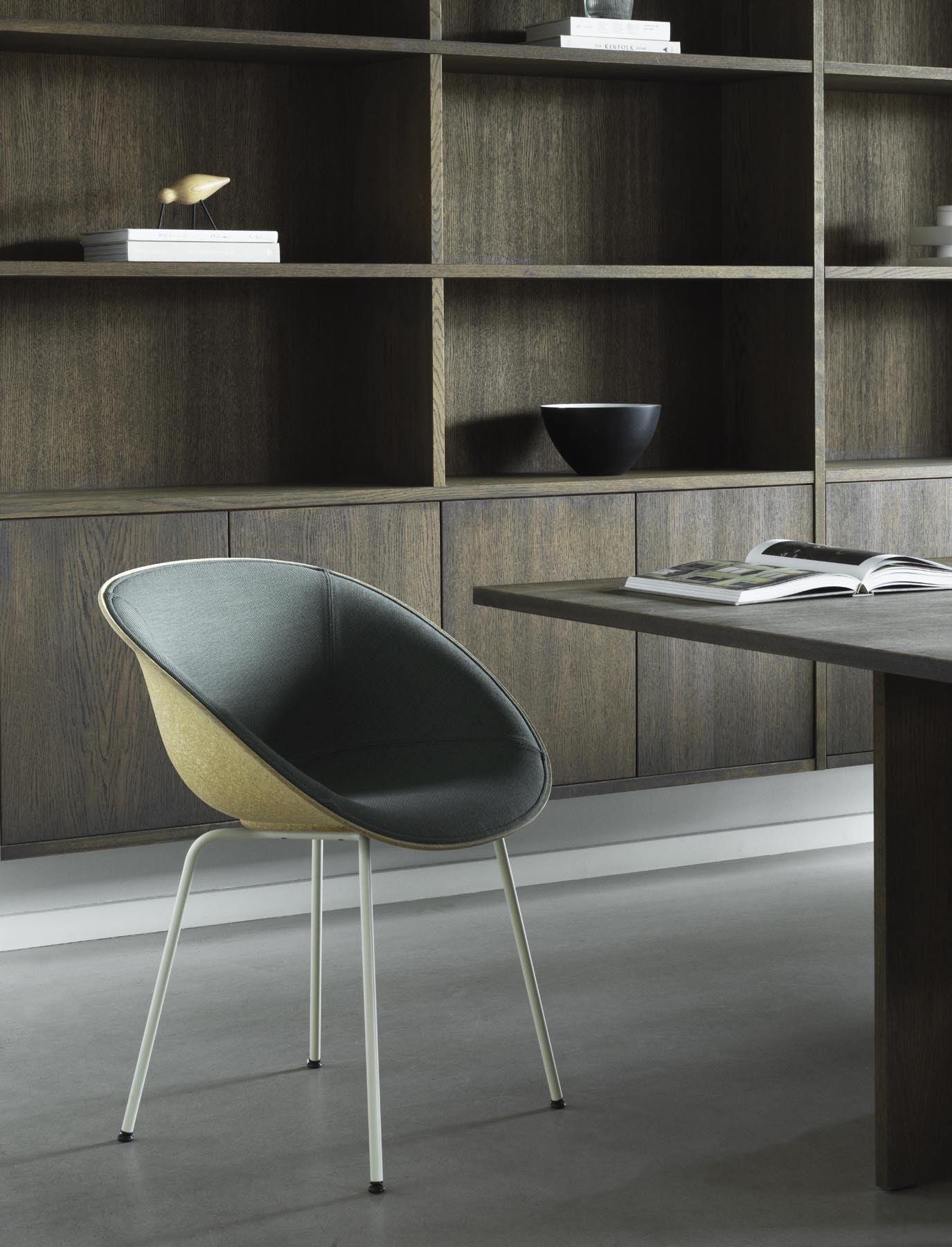 Mat Lehnstuhl Frontpolster Hanffasern Creme stahl in Remix 133 präsentiert im Onlineshop von KAQTU Design AG. Stuhl mit Armlehne ist von Normann Copenhagen