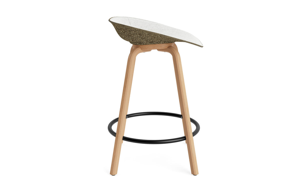 Mat Barstuhl 65 cm Frontpolster Seegras Buchenholz/schwarz in Hallingdal 110 präsentiert im Onlineshop von KAQTU Design AG. Barstuhl ist von Normann Copenhagen
