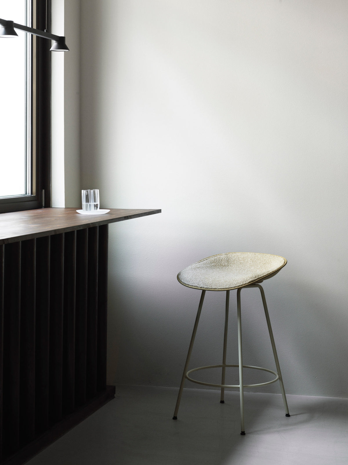 Mat Barstuhl 65 cm Frontpolster Hanffasern creme Stahl in Remix 133 präsentiert im Onlineshop von KAQTU Design AG. Barstuhl ist von Normann Copenhagen