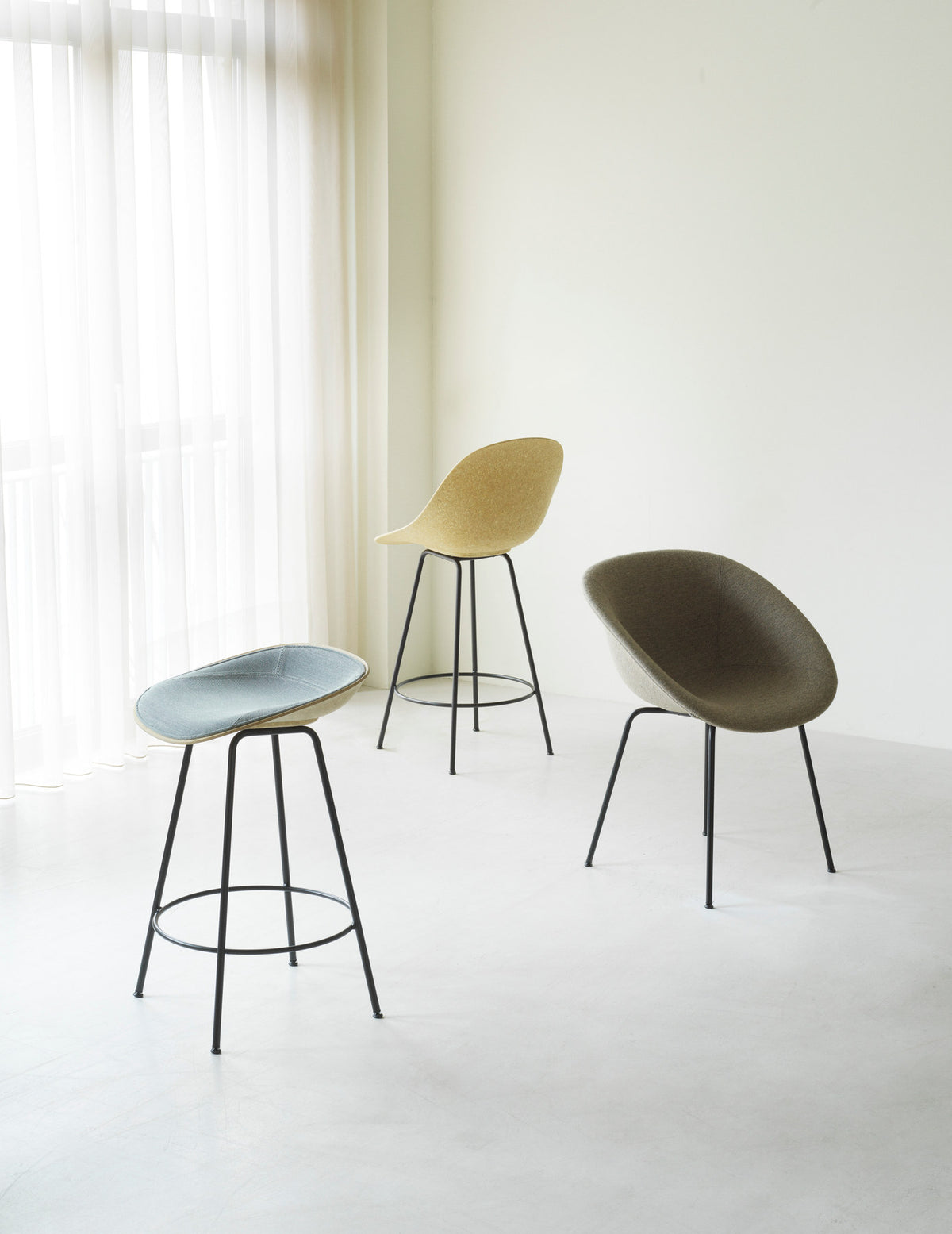Mat Barstuhl 65 cm Frontpolster Hanffasern creme Stahl in Ultra 41599 präsentiert im Onlineshop von KAQTU Design AG. Barstuhl ist von Normann Copenhagen