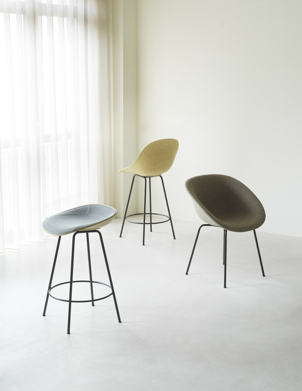 Barstuhl Mat von Normann Copenhagen mit Sitzschale aus Hanffasern und Seegras sowie Gestell aus lackiertem Stahl.