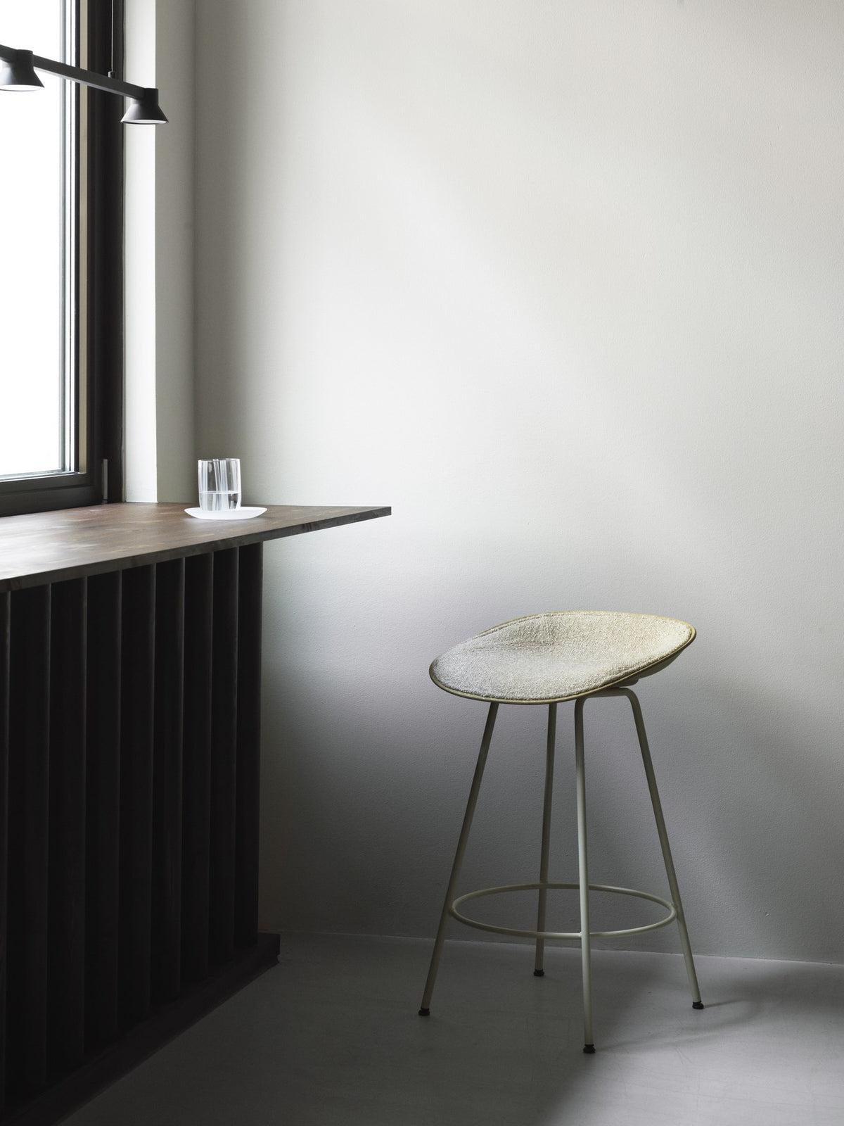 Barstuhl Mat von Normann Copenhagen mit Sitzschale aus Hanffasern und Seegras sowie Gestell aus lackiertem Stahl.