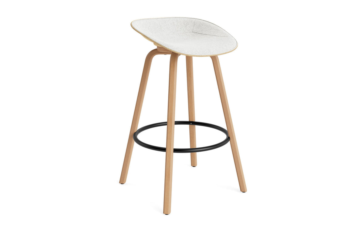 Mat Barstuhl 75 cm Frontpolster Hanffasern Buchenholz/schwarz in Hallingdal 110 präsentiert im Onlineshop von KAQTU Design AG. Barstuhl ist von Normann Copenhagen