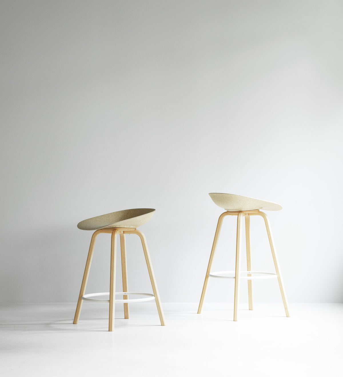 Mat Barstuhl 75 cm Frontpolster Seegras Buchenholz/creme in Ultra 41599 präsentiert im Onlineshop von KAQTU Design AG. Barstuhl ist von Normann Copenhagen
