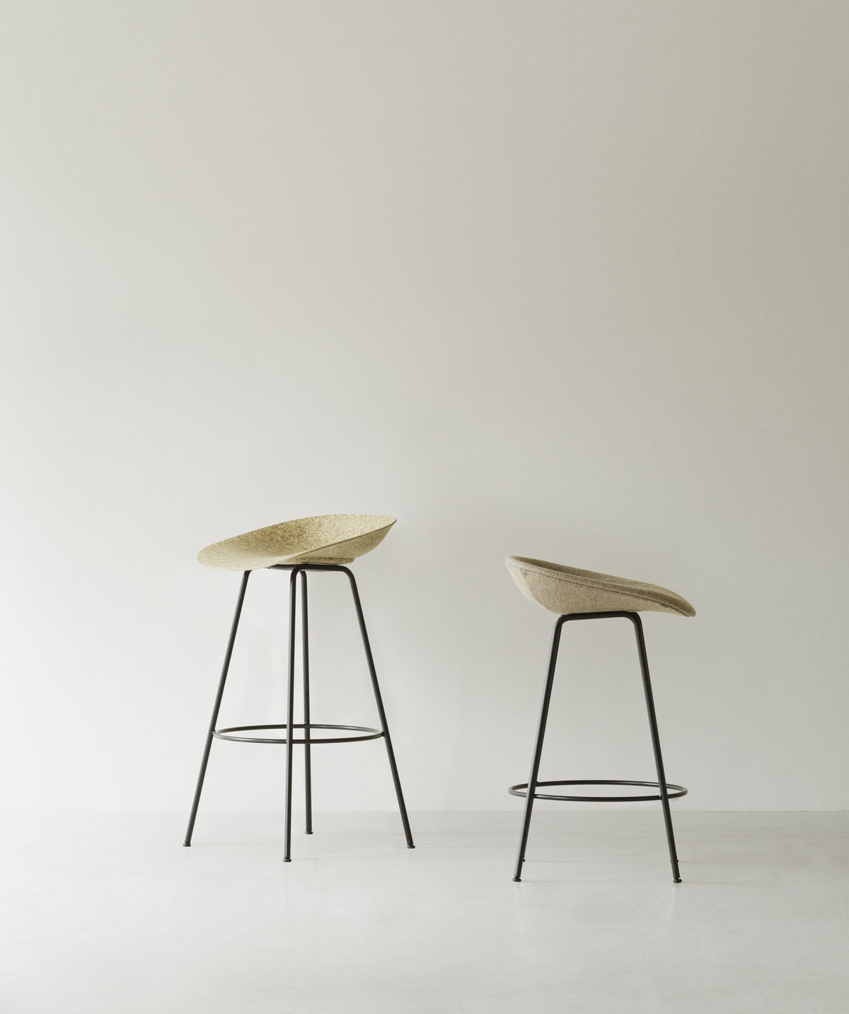 Mat Barstuhl 75 cm Frontpolster Hanffasern schwarzes Stahl in Remix 133 präsentiert im Onlineshop von KAQTU Design AG. Barstuhl ist von Normann Copenhagen