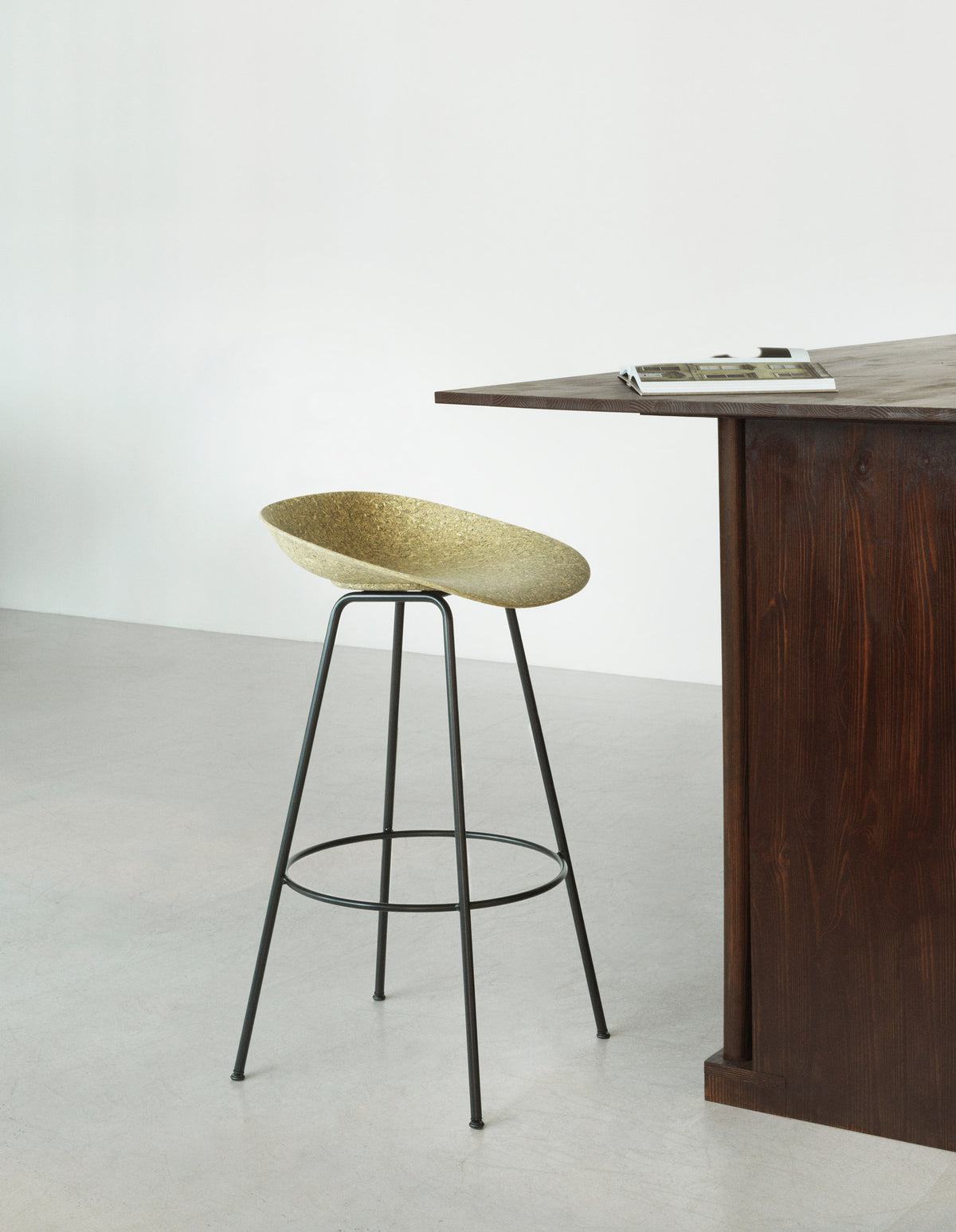 Mat Barstuhl 75 cm Frontpolster Seegras schwartz Stahl in Remix 133 präsentiert im Onlineshop von KAQTU Design AG. Barstuhl ist von Normann Copenhagen