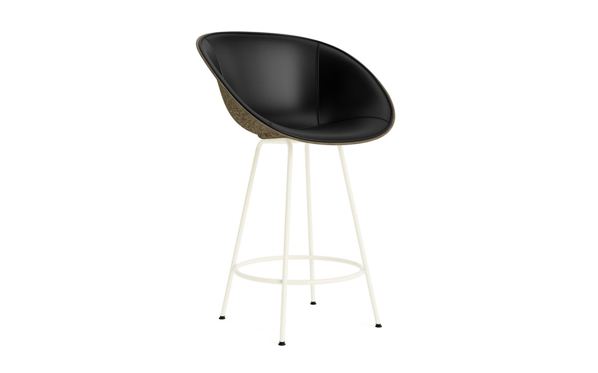 Mat Barstuhl mit Armlehne 65 cm Frontpolster Seegras creme Stahl in Ultra 41599 präsentiert im Onlineshop von KAQTU Design AG. Barstuhl ist von Normann Copenhagen