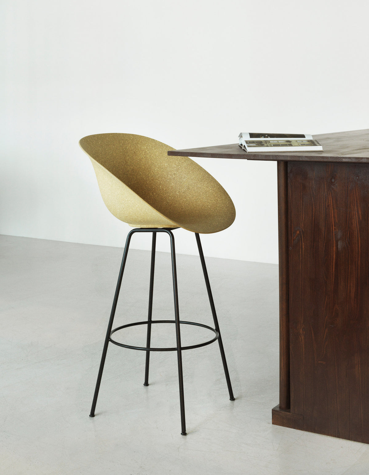 Mat Barstuhl mit Armlehne 65 cm Frontpolster Hanffasern schwarzes Stahl in Remix 133 präsentiert im Onlineshop von KAQTU Design AG. Barstuhl ist von Normann Copenhagen