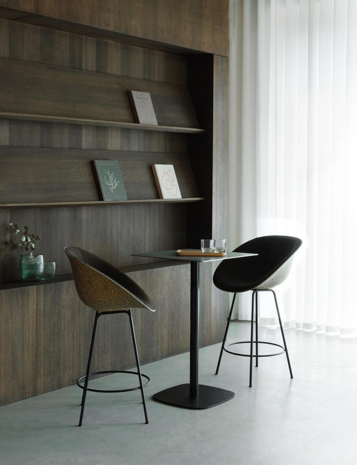 Mat Barstuhl 75 cm Frontpolster Seegras schwartz Stahl in Remix 133 präsentiert im Onlineshop von KAQTU Design AG. Barstuhl ist von Normann Copenhagen