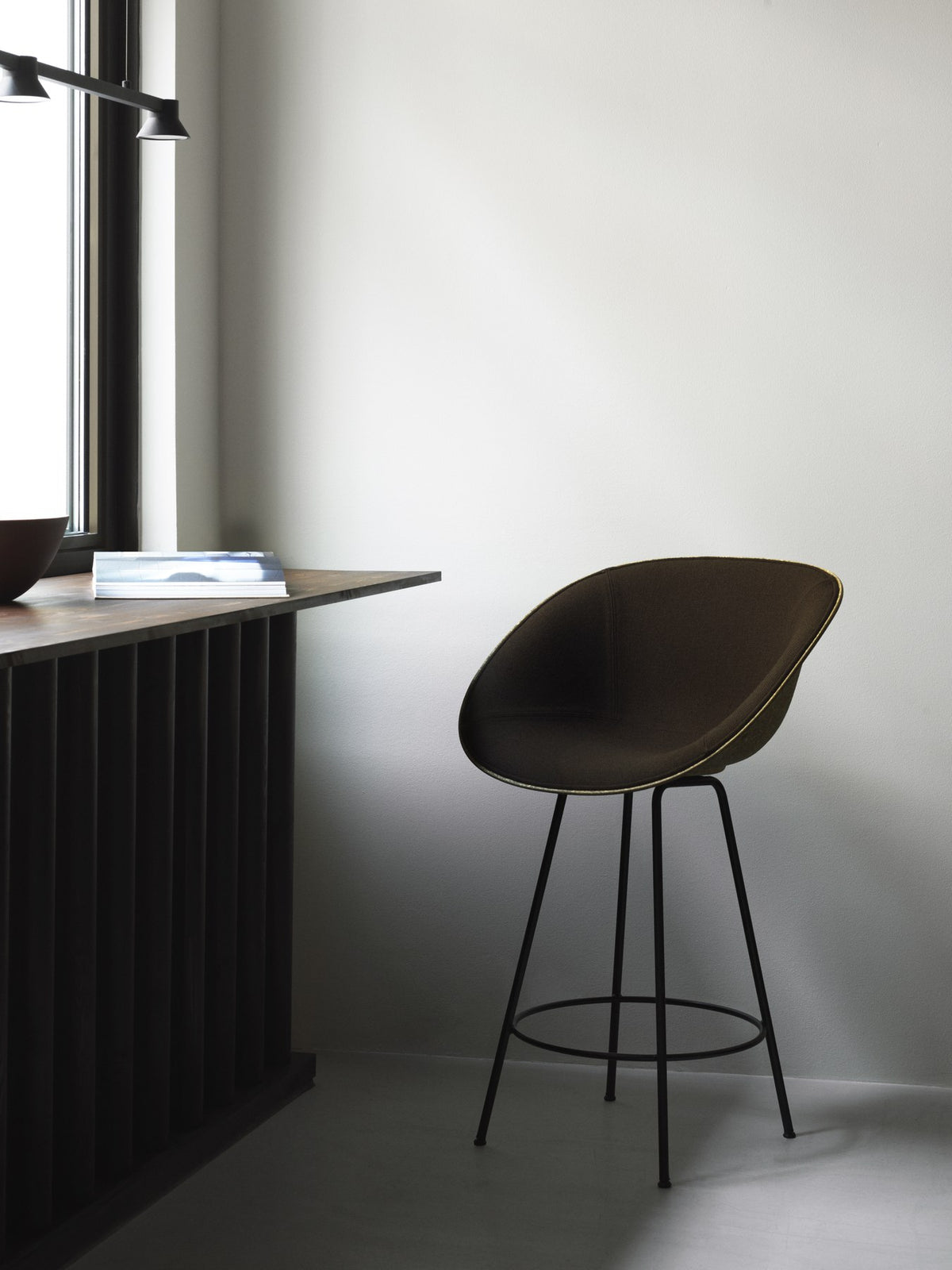 Barstuhl Mat von Normann Copenhagen mit Armlehne, Sitzschale aus Hanffasern in Beige, Gestell aus schwarzem lackiertem Stahl.