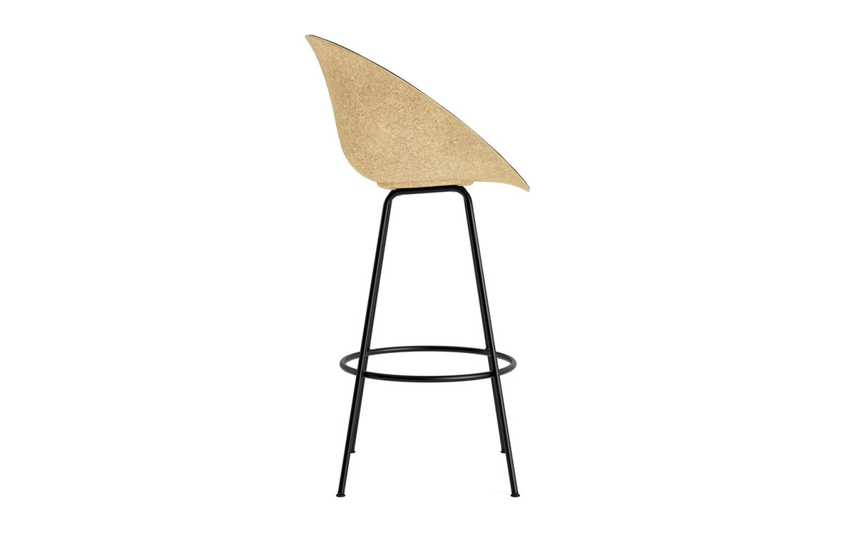 Mat Barstuhl mit Armlehne 75 cm Frontpolster Hanffasern schwarzes Stahl in Ultra 41599 präsentiert im Onlineshop von KAQTU Design AG. Barstuhl ist von Normann Copenhagen