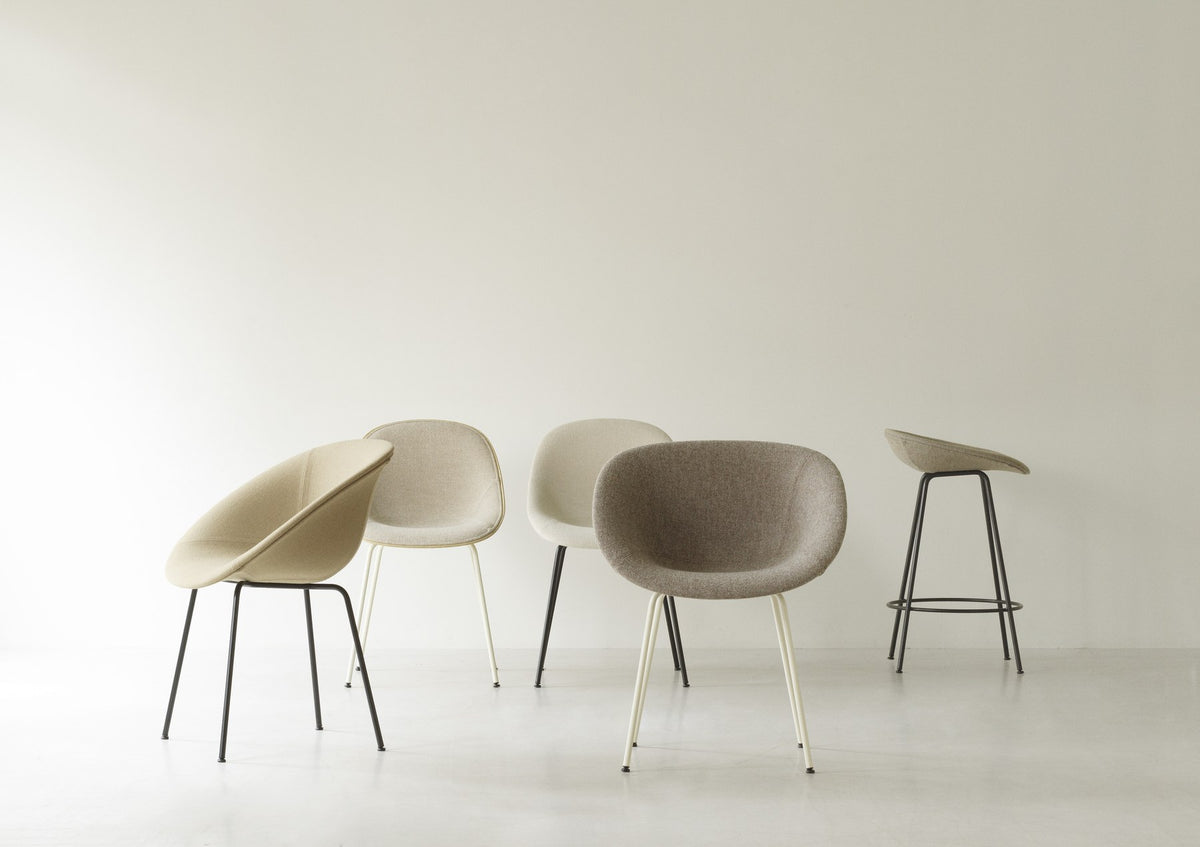 Stuhl Mat von Normann Copenhagen mit Sitzschale aus Hanffasern, montiert auf pulverbeschichteten Stahlbeinen, Farbe Grau.