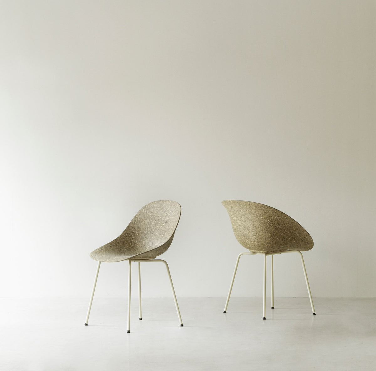 Mat Stuhl vollpolster Schwartz stahl in Remix 133 präsentiert im Onlineshop von KAQTU Design AG. Stuhl ist von Normann Copenhagen