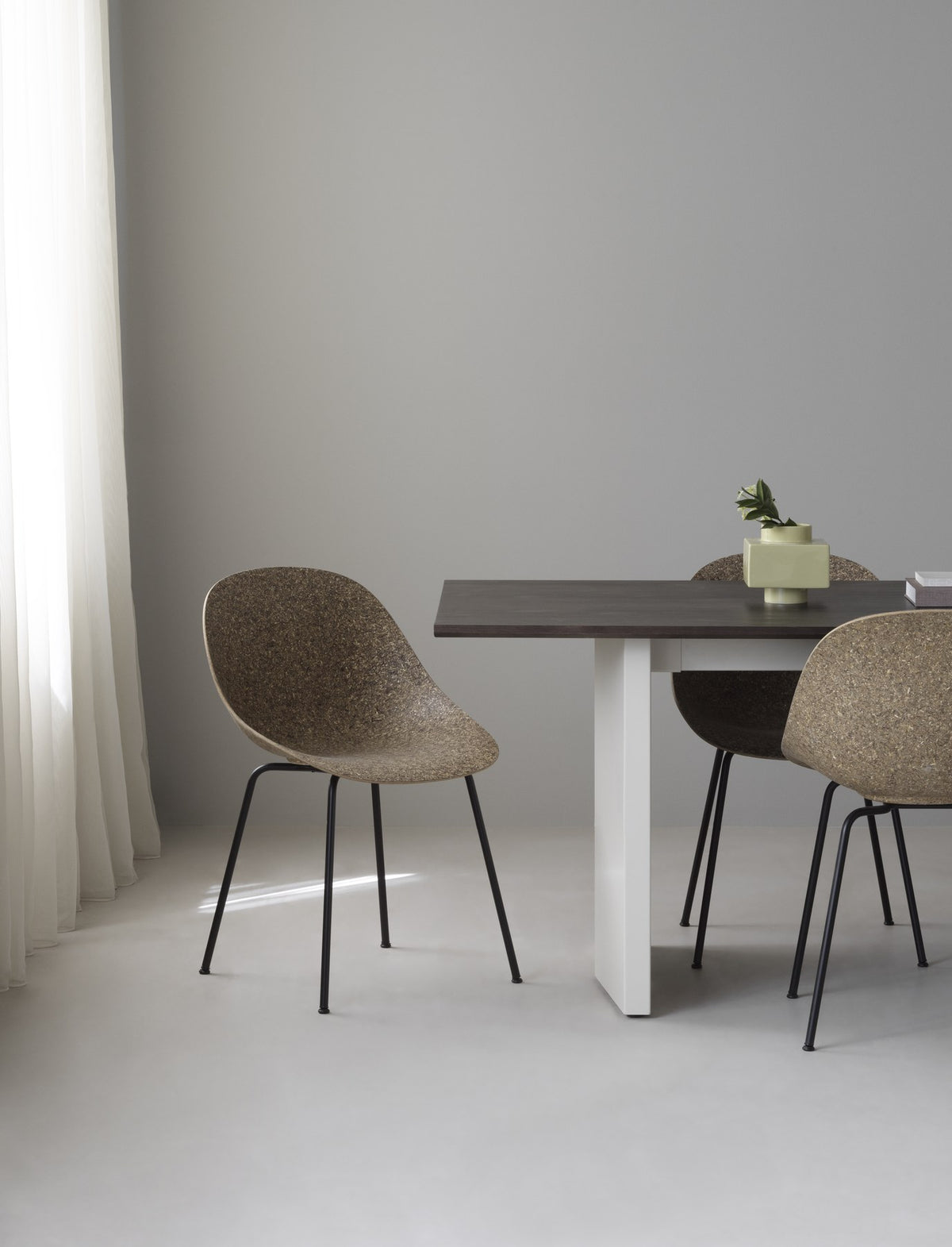 Stuhl Mat von Normann Copenhagen mit Sitzschale aus Hanffasern, montiert auf pulverbeschichteten Stahlbeinen, Farbe Grau.