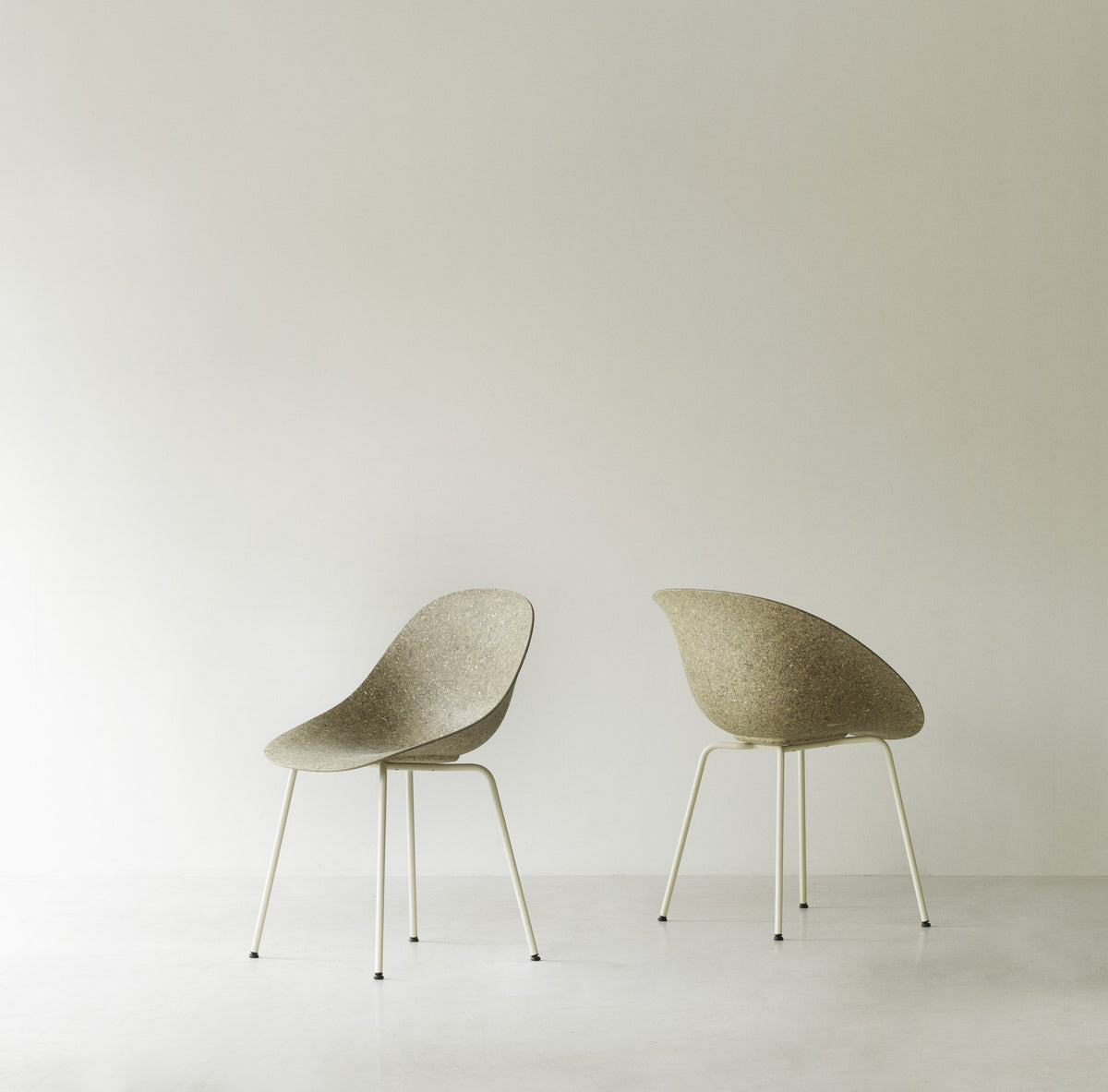 Stuhl Mat von Normann Copenhagen mit Sitzschale aus Hanffasern, montiert auf pulverbeschichteten Stahlbeinen, Farbe Grau.