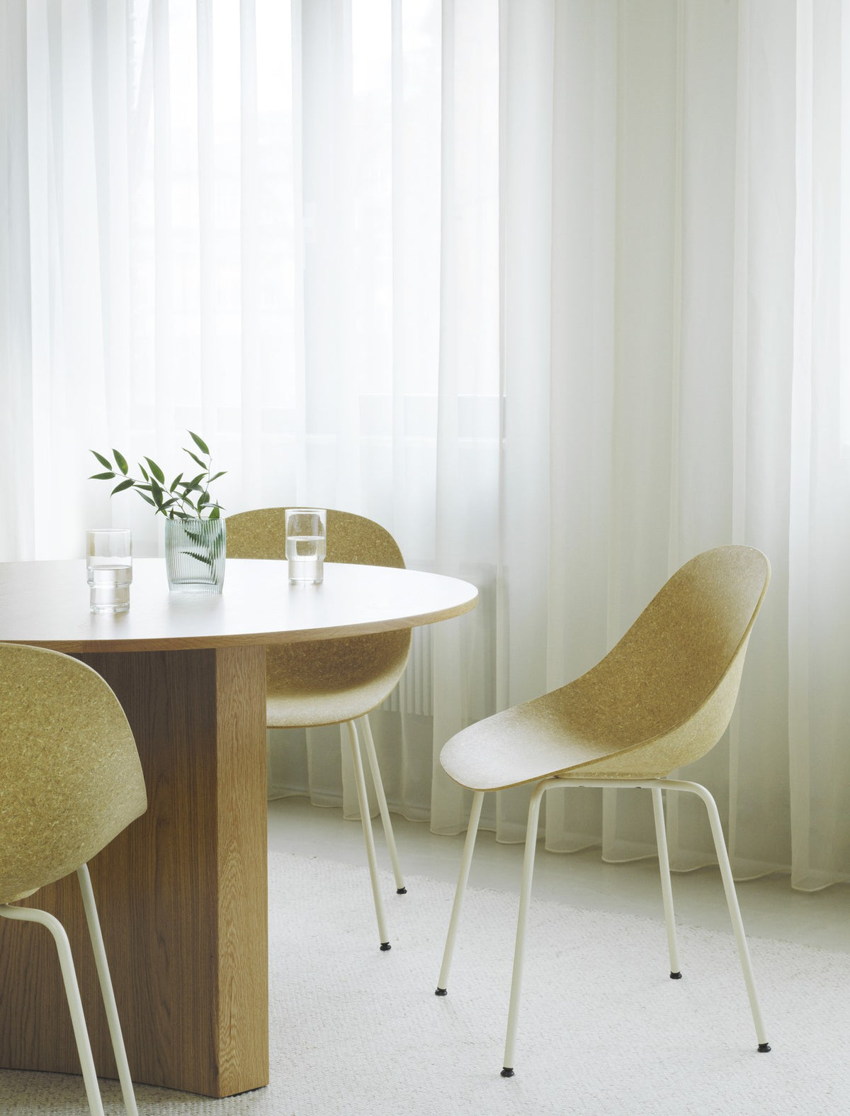 Stuhl Mat von Normann Copenhagen mit Sitzschale aus Hanffasern, montiert auf pulverbeschichteten Stahlbeinen, Farbe Grau.
