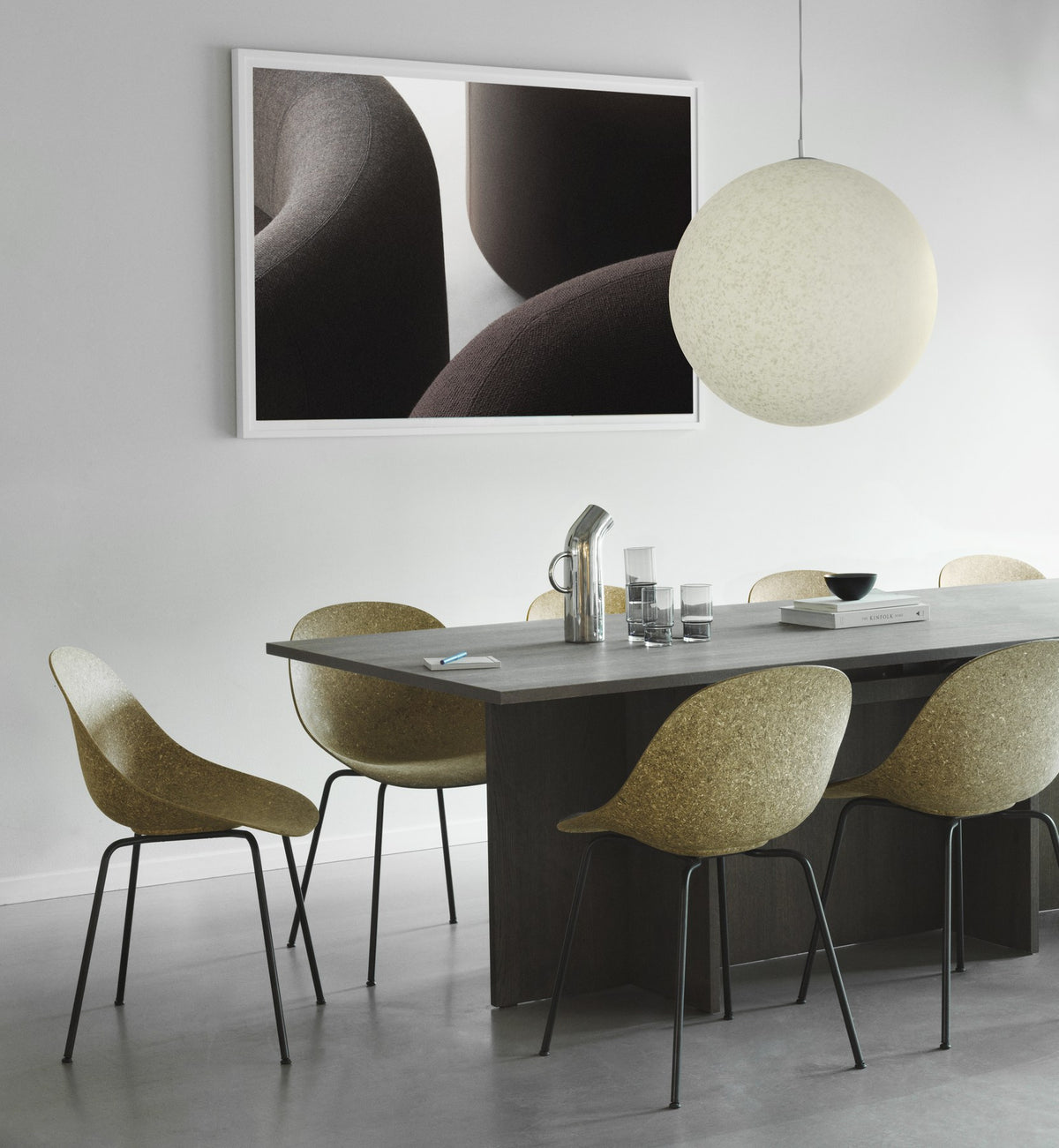 Stuhl Mat von Normann Copenhagen mit Sitzschale aus Hanffasern, montiert auf pulverbeschichteten Stahlbeinen, Farbe Grau.