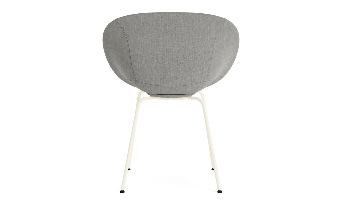 Mat Lehnstuhl vollpolster creme stahl in Remix 133 präsentiert im Onlineshop von KAQTU Design AG. Stuhl mit Armlehne ist von Normann Copenhagen