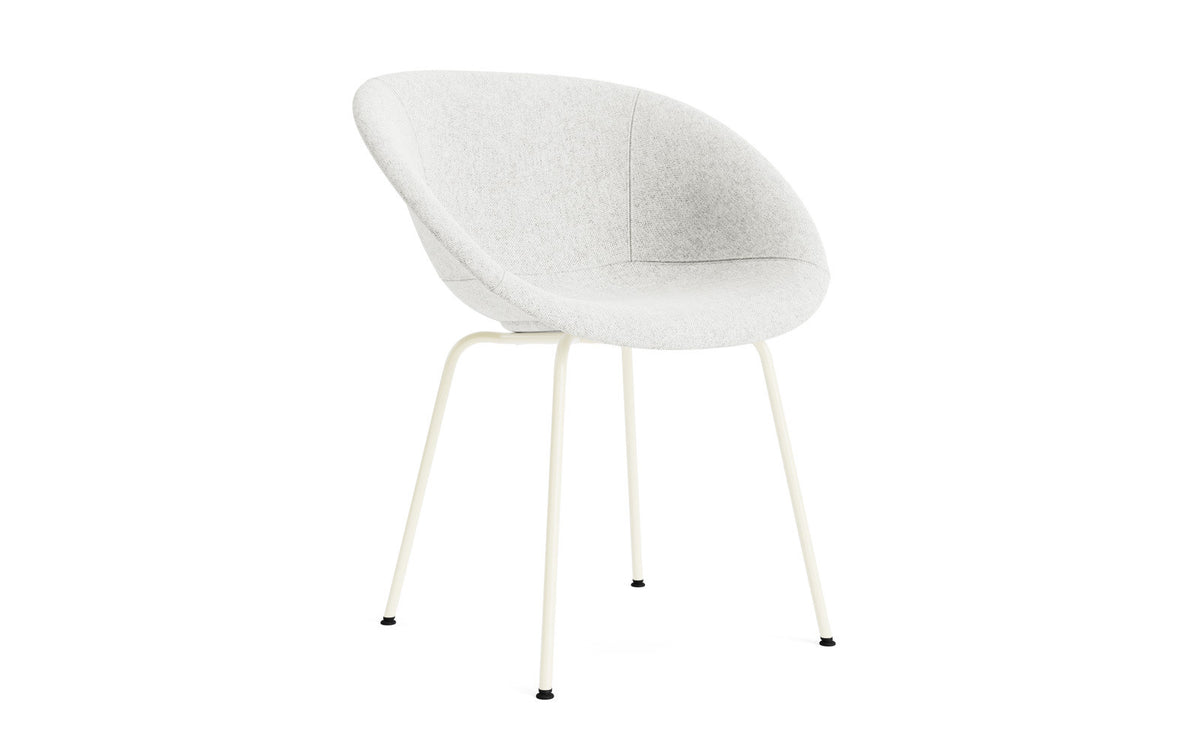 Mat Lehnstuhl vollpolster creme stahl in Hallingdal 110 präsentiert im Onlineshop von KAQTU Design AG. Stuhl mit Armlehne ist von Normann Copenhagen