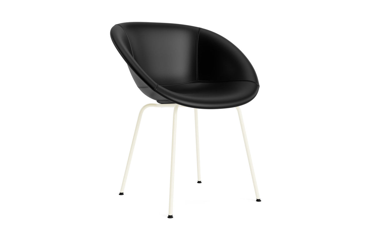 Mat Lehnstuhl vollpolster creme stahl in Ultra 41599 präsentiert im Onlineshop von KAQTU Design AG. Stuhl mit Armlehne ist von Normann Copenhagen
