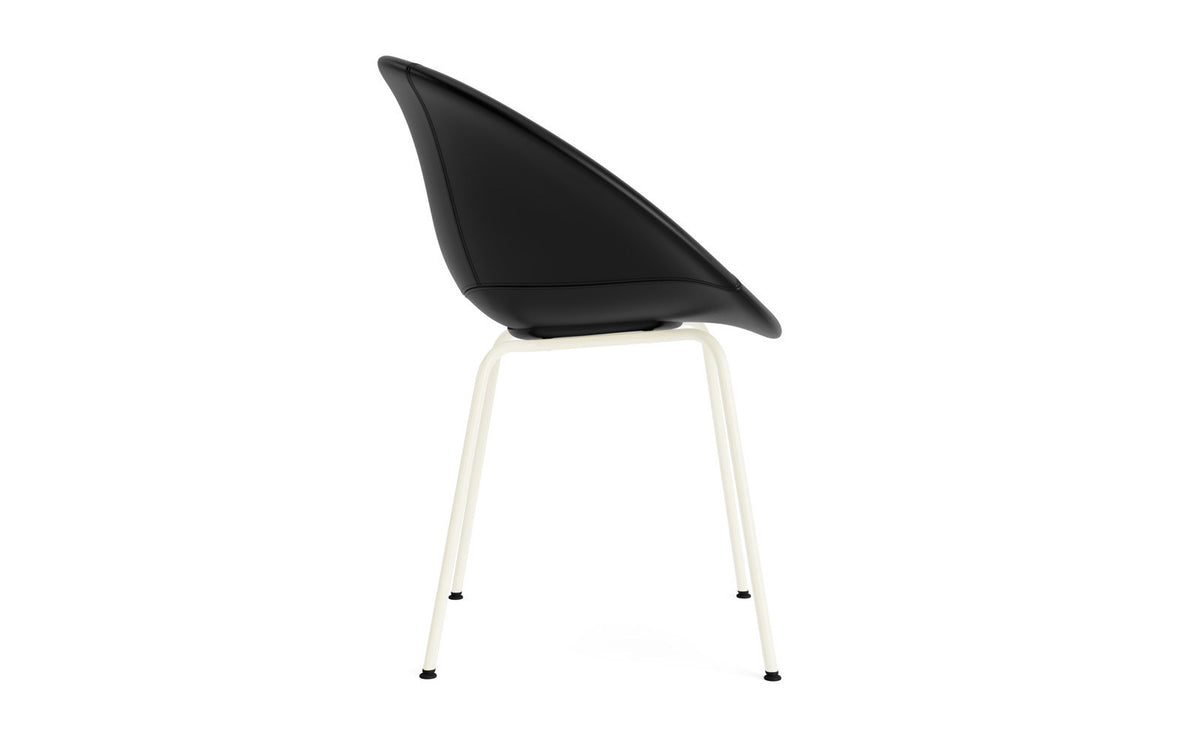 Mat Lehnstuhl vollpolster creme stahl in Ultra 41599 präsentiert im Onlineshop von KAQTU Design AG. Stuhl mit Armlehne ist von Normann Copenhagen