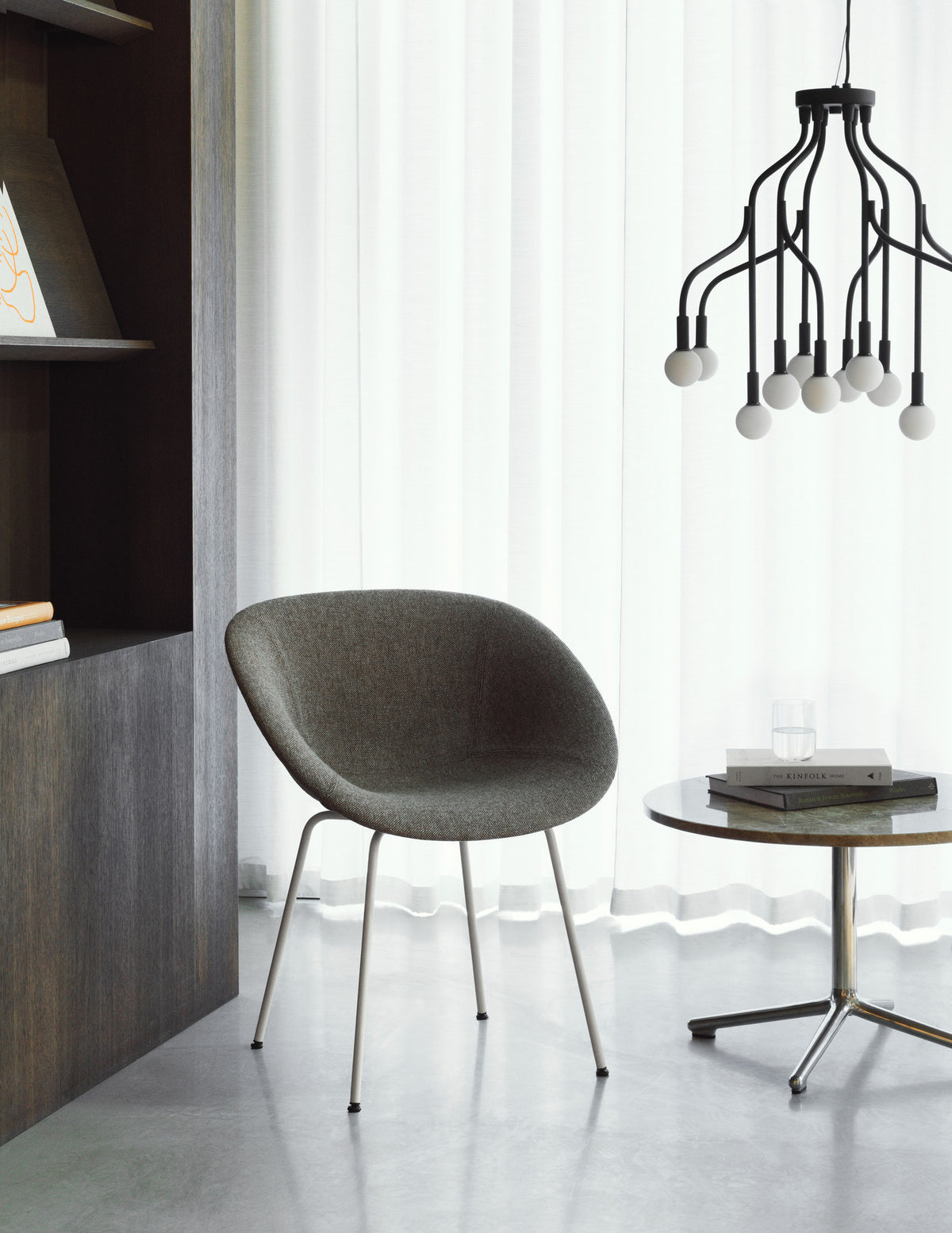 Mat Lehnstuhl vollpolster creme stahl in Ultra 41599 präsentiert im Onlineshop von KAQTU Design AG. Stuhl mit Armlehne ist von Normann Copenhagen