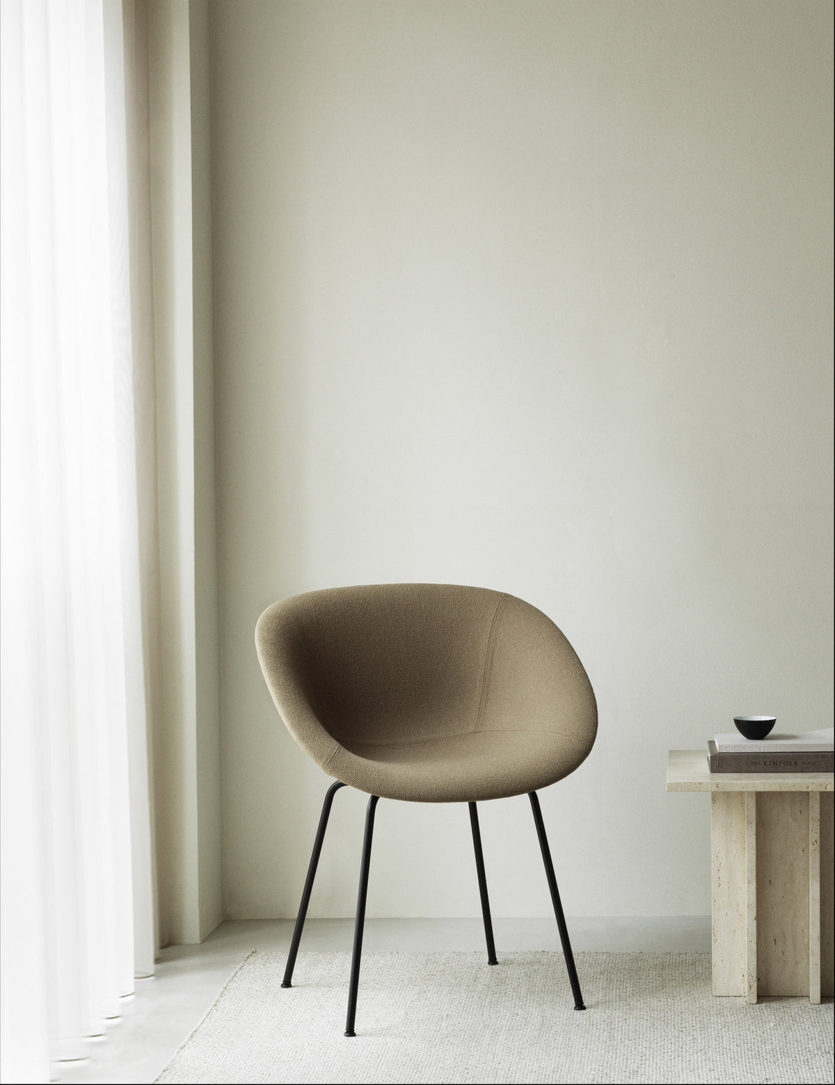 Mat Lehnstuhl vollpolster creme stahl in Ultra 41599 präsentiert im Onlineshop von KAQTU Design AG. Stuhl mit Armlehne ist von Normann Copenhagen