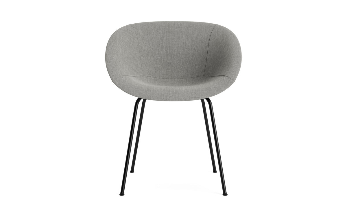 Mat Lehnstuhl vollpolster schwartz stahl in Remix 133 präsentiert im Onlineshop von KAQTU Design AG. Stuhl mit Armlehne ist von Normann Copenhagen