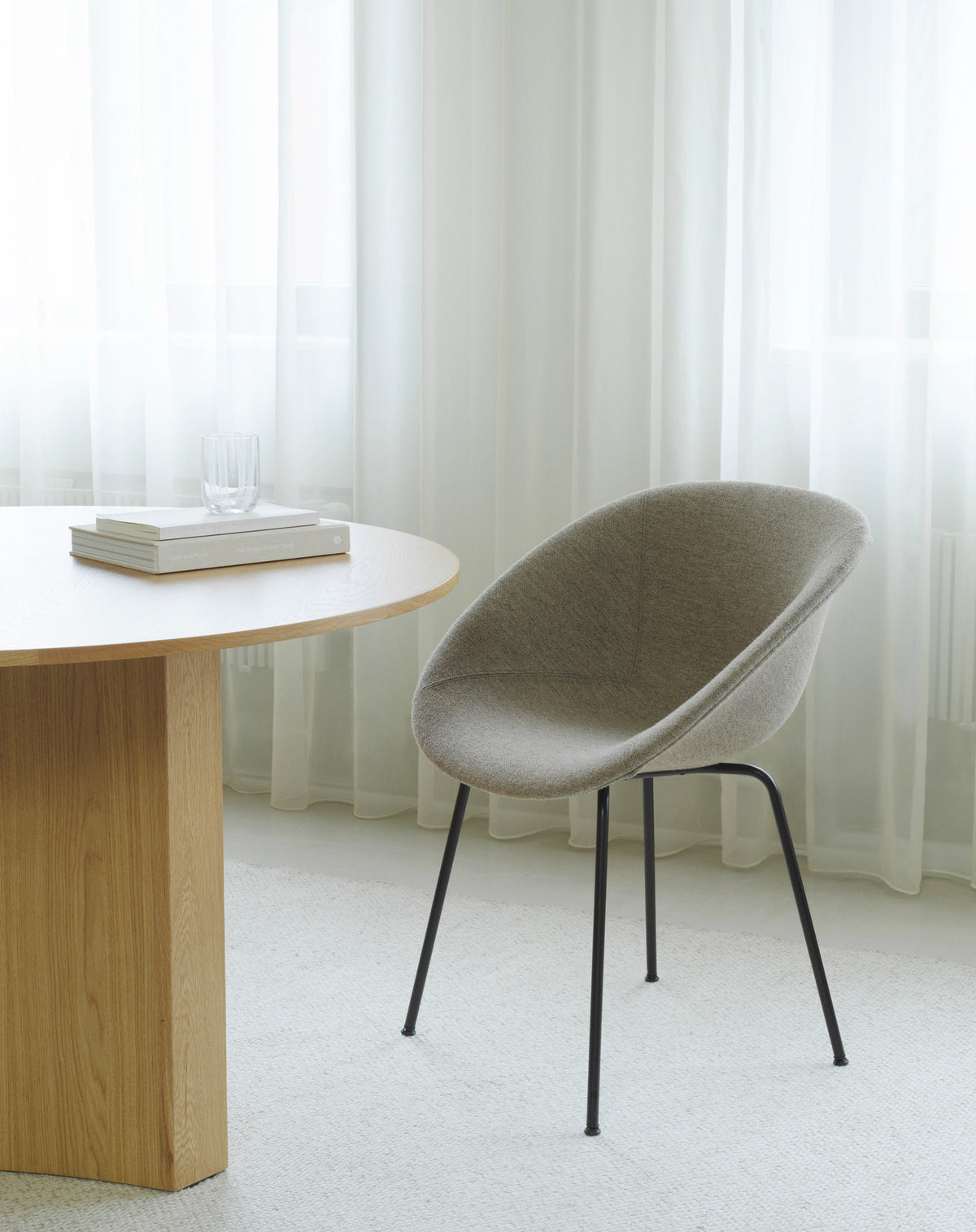 Mat Lehnstuhl vollpolster schwartz stahl in Remix 133 präsentiert im Onlineshop von KAQTU Design AG. Stuhl mit Armlehne ist von Normann Copenhagen