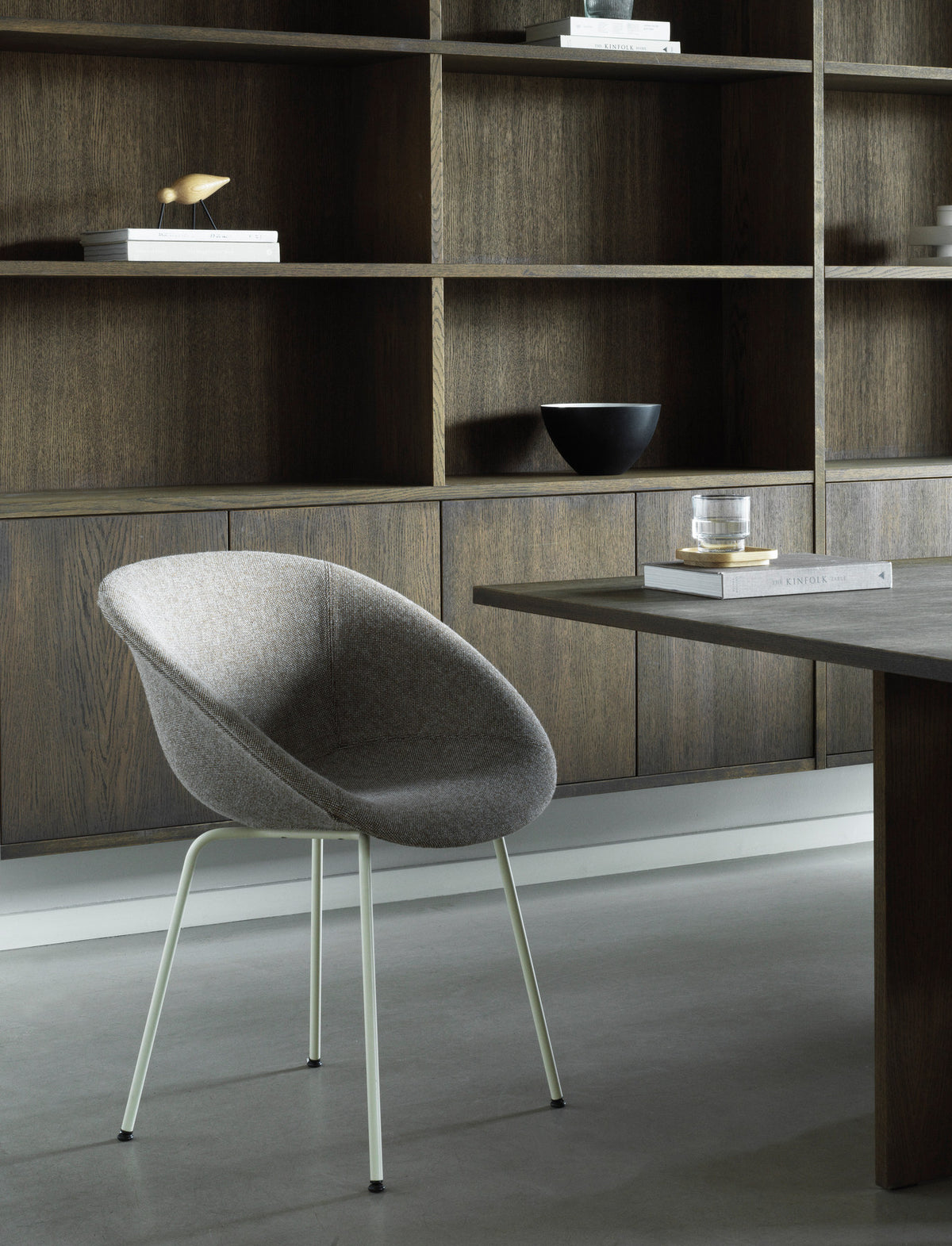 Mat Lehnstuhl vollpolster schwartz stahl in Remix 133 präsentiert im Onlineshop von KAQTU Design AG. Stuhl mit Armlehne ist von Normann Copenhagen