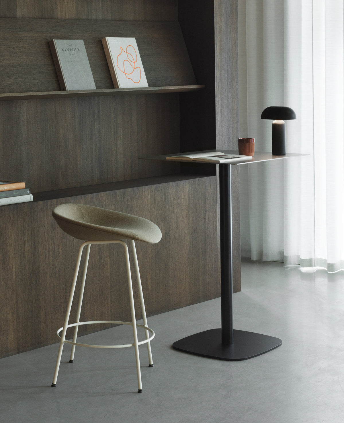 Mat Barstuhl 65 cm vollpolster creme Stahl in Hallingdal 110 präsentiert im Onlineshop von KAQTU Design AG. Barstuhl ist von Normann Copenhagen