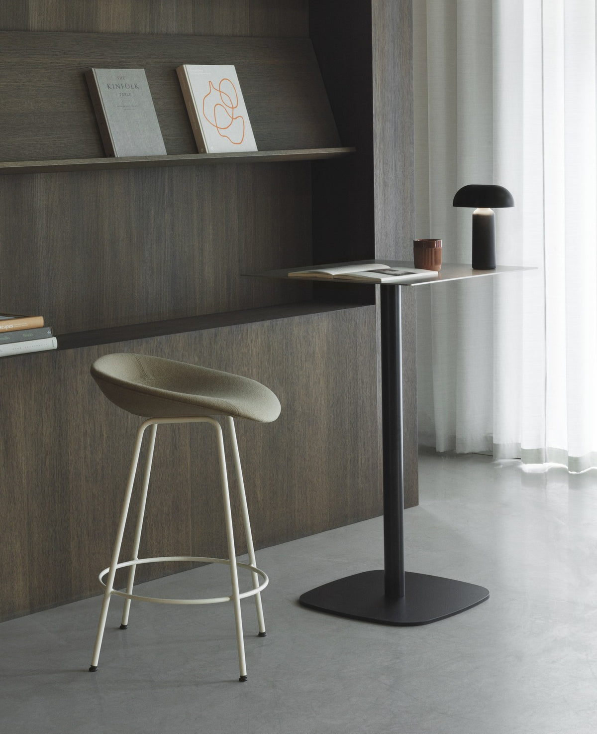 Barstuhl Mat von Normann Copenhagen mit grauer Sitzschale aus Hanffasern und pulverbeschichtetem Stahlgestell, Sitzhöhe 65 cm.