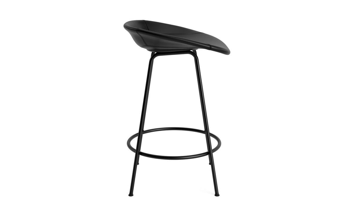 Mat Barstuhl 65 cm vollpolster schwarzes Stahl in Ultra 41599 präsentiert im Onlineshop von KAQTU Design AG. Barstuhl ist von Normann Copenhagen