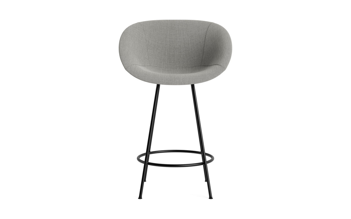 Mat Barstuhl mit Armlehne 65 cm vollpolster schwarzes Stahl in Remix 133 präsentiert im Onlineshop von KAQTU Design AG. Barstuhl ist von Normann Copenhagen