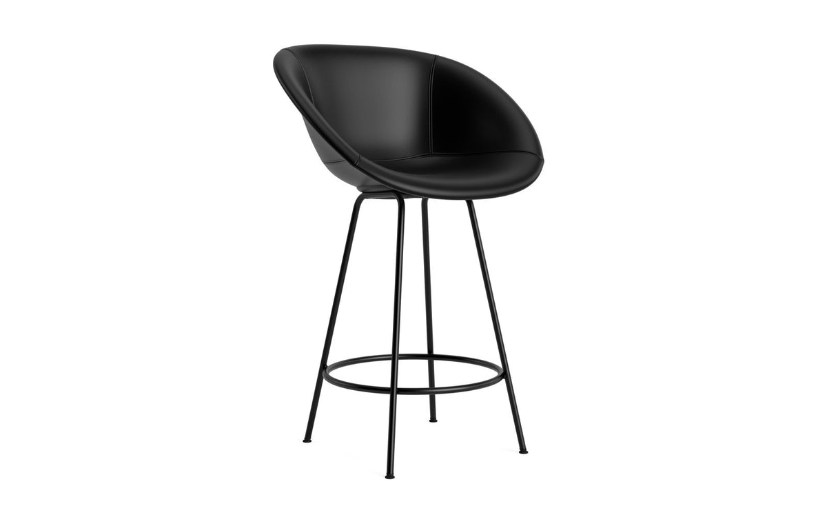 Mat Barstuhl mit Armlehne 65 cm vollpolster schwarzes Stahl in Ultra 41599 präsentiert im Onlineshop von KAQTU Design AG. Barstuhl ist von Normann Copenhagen