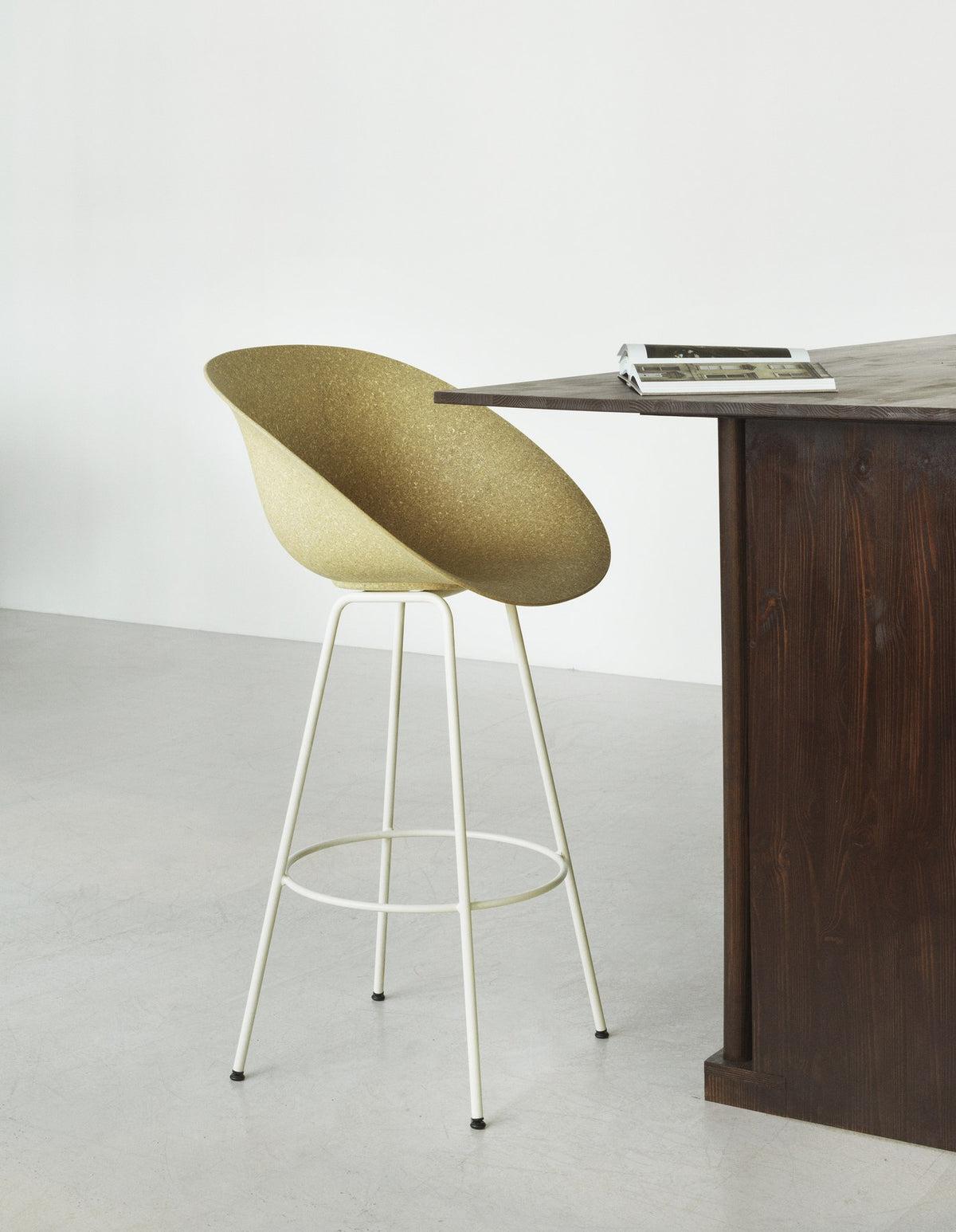 Barstuhl Mat von Normann Copenhagen mit gepolsterter Sitzschale aus Hanf, beige, montiert auf pulverbeschichtetem Stahlgestell mit Armlehnen.