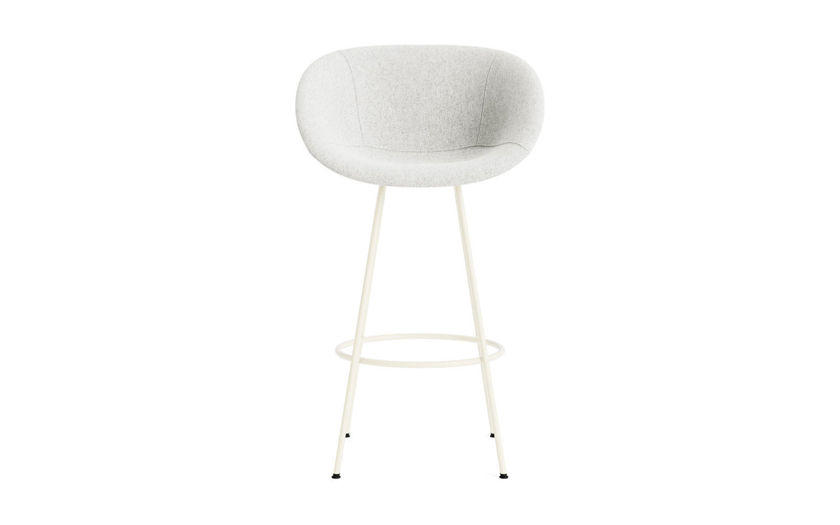 Mat Barstuhl mit Armlehne 75 cm vollpolster creme Stahl in Hallingdal 110 präsentiert im Onlineshop von KAQTU Design AG. Barstuhl ist von Normann Copenhagen