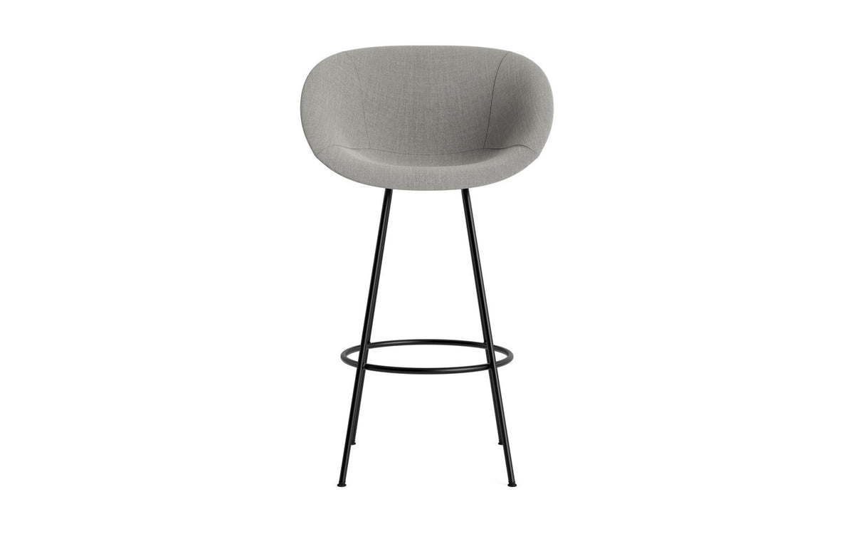 Mat Barstuhl mit Armlehne 75 cm vollpolster schwarzes Stahl in Remix 133 präsentiert im Onlineshop von KAQTU Design AG. Barstuhl ist von Normann Copenhagen