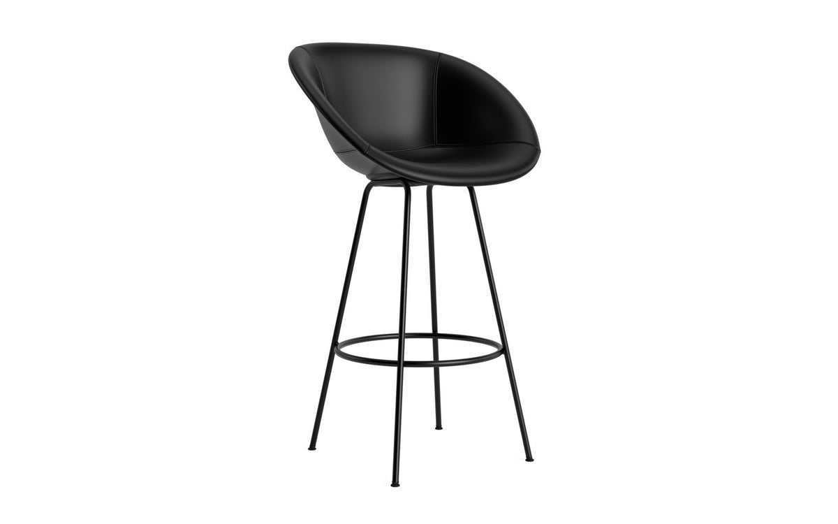 Mat Barstuhl mit Armlehne 75 cm vollpolster schwarzes Stahl in Ultra 41599 präsentiert im Onlineshop von KAQTU Design AG. Barstuhl ist von Normann Copenhagen