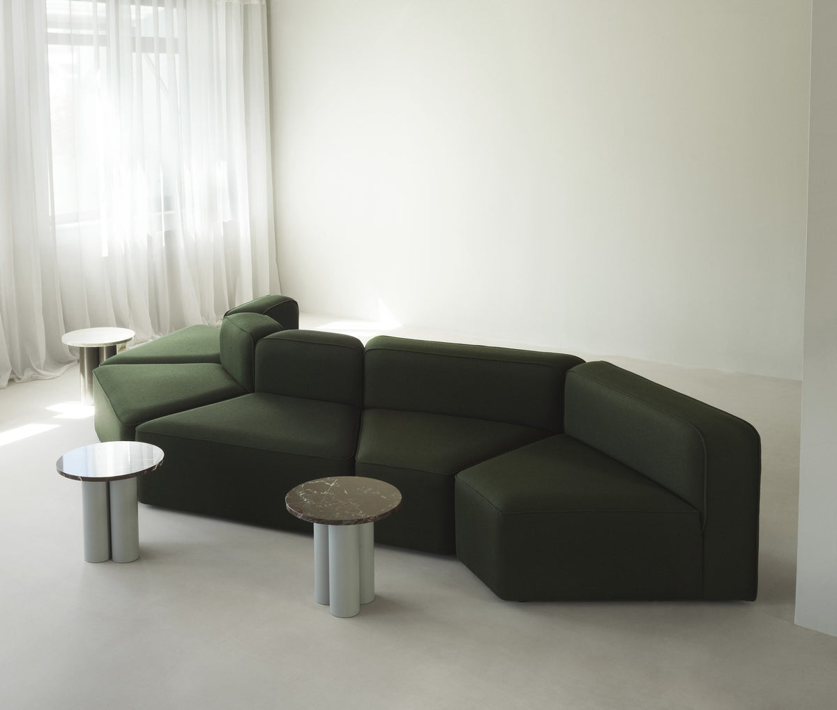 Eckmodul Rope Modular Sofa 170 Angle von Normann Copenhagen in Tannengrün, gepolstert mit Paspel-Kante und schwarzen Kunststoffbeinen.