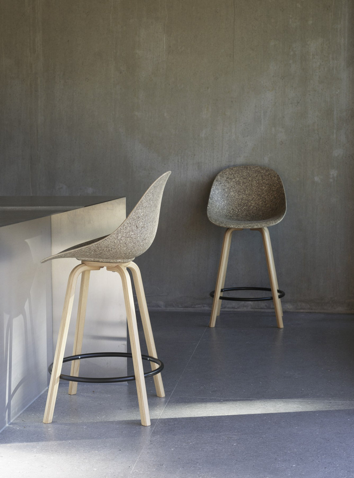 Barstuhl Mat von Normann Copenhagen mit Sitzschale aus Seegras, Gestell aus Buchenholz in Creme und runder Fussstütze aus Stahl.