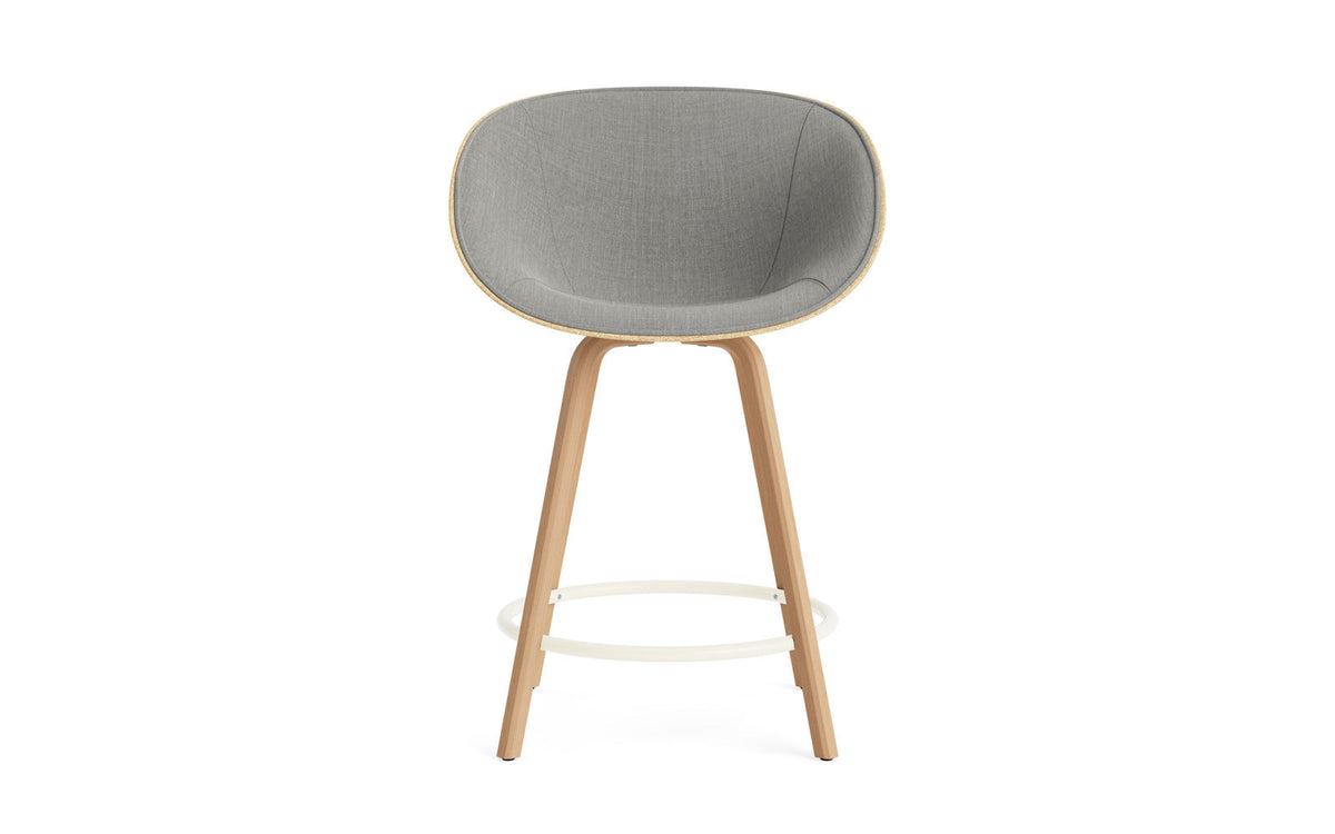 Mat Barstuhl mit Armlehne 65 cm Frontpolster Hanffasern Buchenholz/creme in Remix 133 präsentiert im Onlineshop von KAQTU Design AG. Barstuhl ist von Normann Copenhagen
