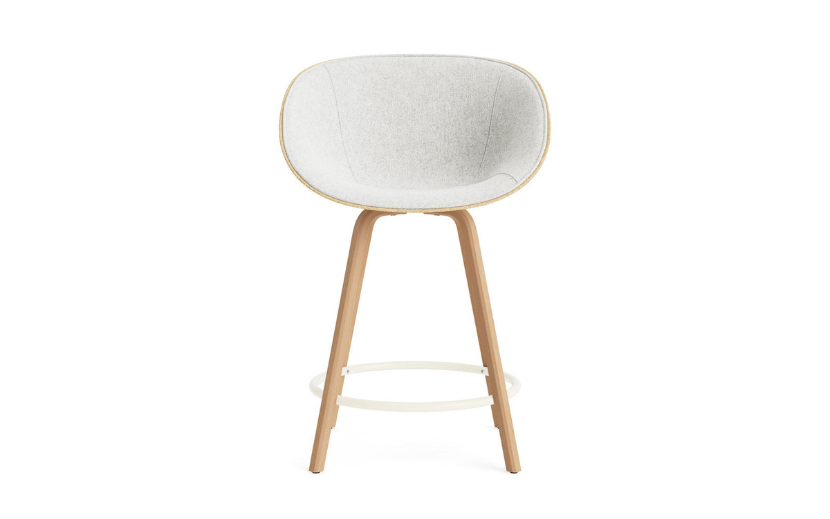 Mat Barstuhl mit Armlehne 65 cm Frontpolster Hanffasern Buchenholz/creme in Hallingdal 110 präsentiert im Onlineshop von KAQTU Design AG. Barstuhl ist von Normann Copenhagen