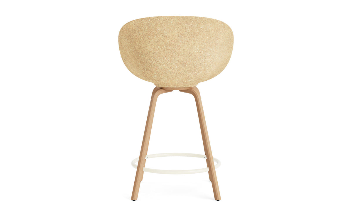 Mat Barstuhl mit Armlehne 65 cm Frontpolster Hanffasern Buchenholz/creme in Hallingdal 110 präsentiert im Onlineshop von KAQTU Design AG. Barstuhl ist von Normann Copenhagen